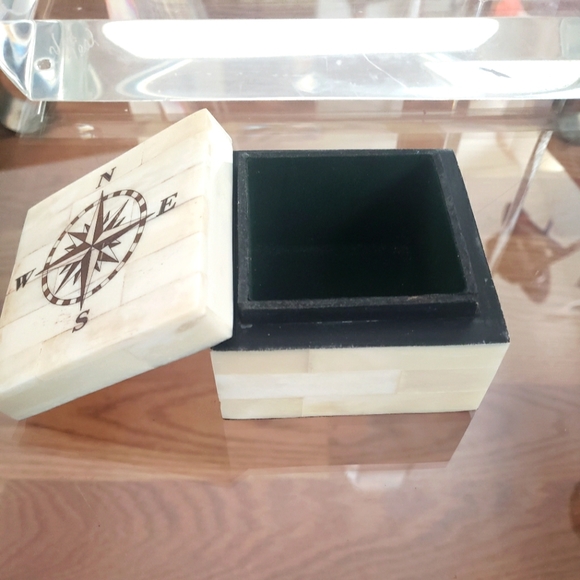 White shell trinket/ring box - Picture 2 of 2